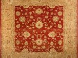 un tapis rouge et beige avec une bordure dorée