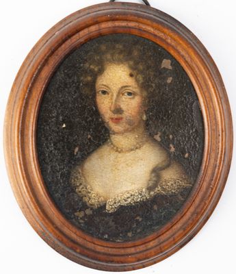 portrait d'une femme en robe blanche, dans un cadre en bois