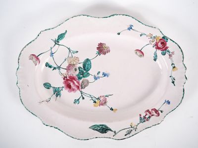 une assiette blanche avec un motif floral