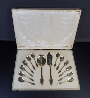 un coffret contenant des cuillères en argent