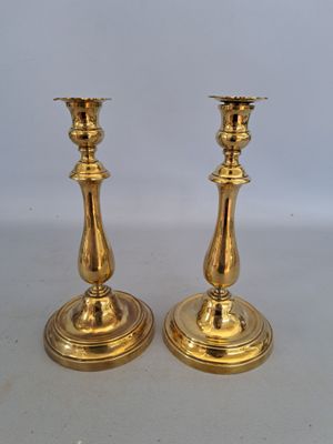 paire de chandeliers anciens en laiton sur fond blanc