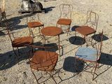 beaucoup de chaises et de tables qui traînent par terre