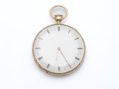 une montre de poche en or avec des chiffres romains sur le cadran
