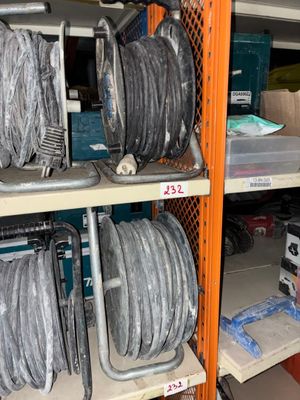 il y a beaucoup de tuyaux sur les étagères du magasin
