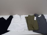 trois paires de t-shirts pour homme posées sur une table blanche