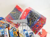 une pile d'objets assortis sur une table