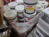 une pile de cartons et de pots de peinture par terre