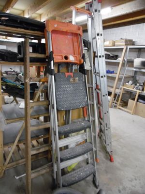 une échelle appuyée contre un mur dans un garage