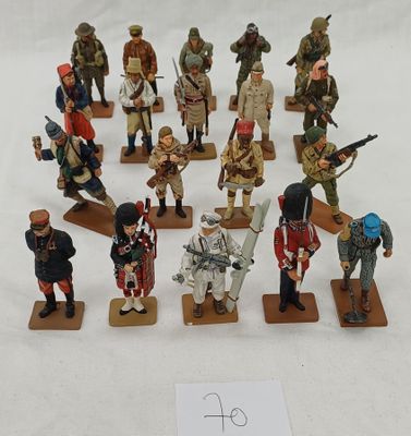 les nombreuses figurines de soldats qui sont exposées