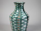 un vase posé sur une surface blanche
