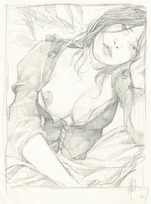 dessin au crayon représentant une femme assise sur un lit, la main posée sur la poitrine