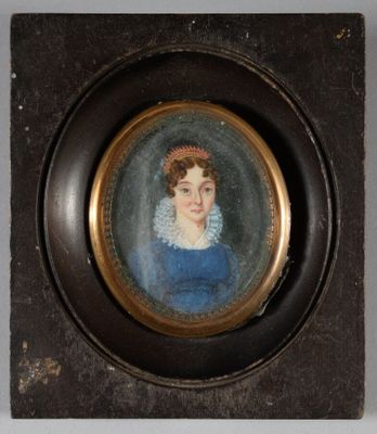 portrait d'une femme en robe bleue dans un cadre noir