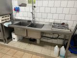 une cuisine avec un évier, une cuisinière et un lave-vaisselle