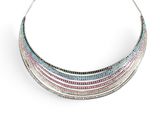 un gros plan d'un collier multicolore sur fond blanc