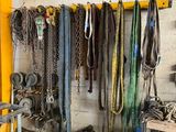 beaucoup de ceintures accrochées au mur d'un garage