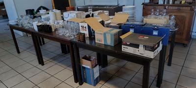 une table sur laquelle sont posés de nombreux cartons et verres