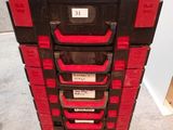 une pile de boîtes rouges et noires posée par terre