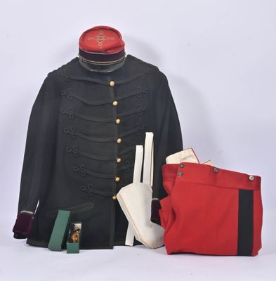 uniform of a soldier with a red beret and a red bag