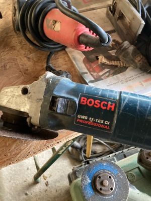 une machine posée sur une table