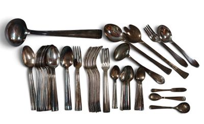 beaucoup de cuillères, de fourchettes et de cuillères disposées sur la table
