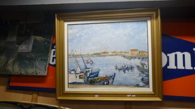 une photo d'un tableau accroché au mur d'un magasin