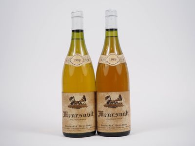 deux bouteilles de vin posées l'une à côté de l'autre sur une surface blanche