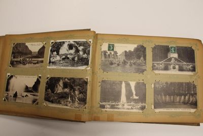 un livre contenant des images de personnes et d'animaux