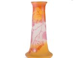 un vase jaune orné de fleurs roses sur fond blanc