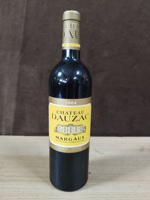 une bouteille de vin posée sur une table en bois