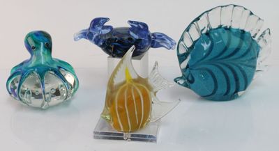 trois vases en verre posés sur une table