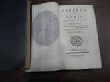 un livre ouvert sur une table, avec la photo d'une femme