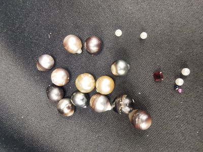 Lot composé de perles de tahiti, perles et pierres
