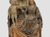 une image représentant une statue d'une femme tenant un bébé et un enfant dans ses bras