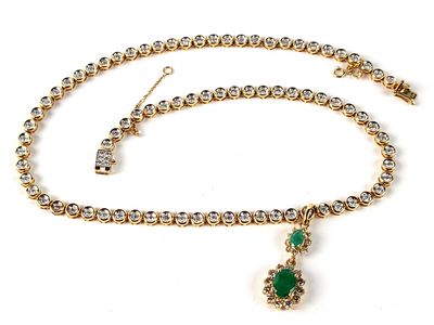 une photo d'un collier en or avec un pendentif en pierre verte