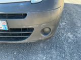 un gros plan d'une voiture avec une plaque d'immatriculation