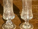 deux verres vides posés sur une table en bois