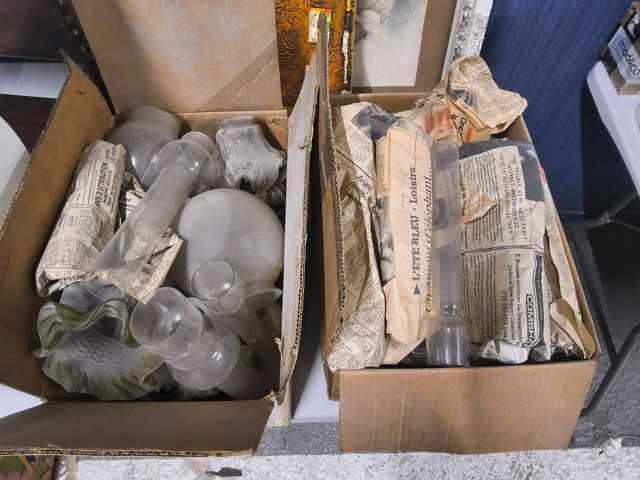 Deux cartons de verres de lampe et verres de suspension