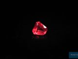 un losange rouge sur fond noir