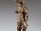 une image d'une statue en bois représentant un homme tenant un bébé