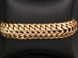 un bracelet en or orné d'un motif tressé