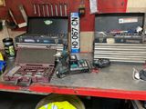 de nombreux outils sur un établi dans un garage
