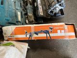 une boîte d'outils posée sur le sol à côté d'une boîte d'outils