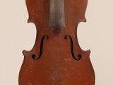 gros plan d'un violon avec un archet sur fond blanc