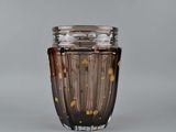 un vase en verre brun orné d'un motif doré