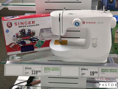 une machine à coudre blanche exposée dans un magasin