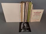plusieurs livres sont empilés sur une table