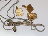 de nombreux bijoux en or et en argent posés sur une table blanche