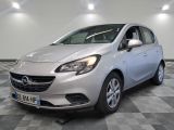 une photo d'une Opel argentée garée dans un garage