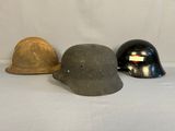 trois casques sont alignés sur une surface blanche