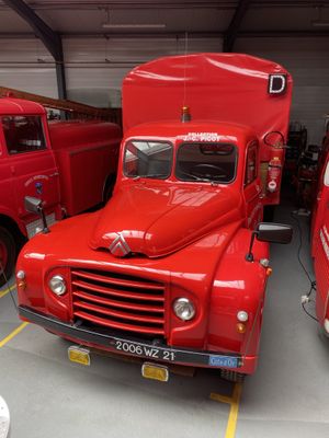 deux camions rouges garés l'un à côté de l'autre dans un garage